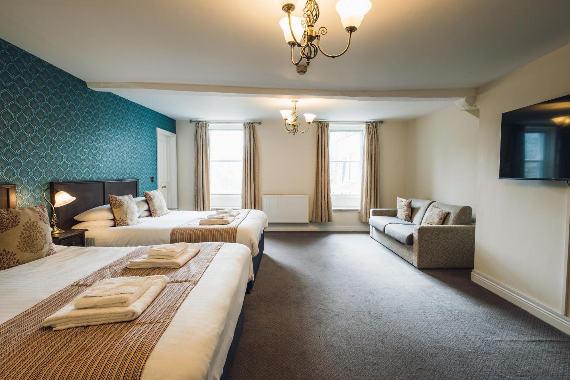 White Lion Royal Hotel Бала Екстериор снимка