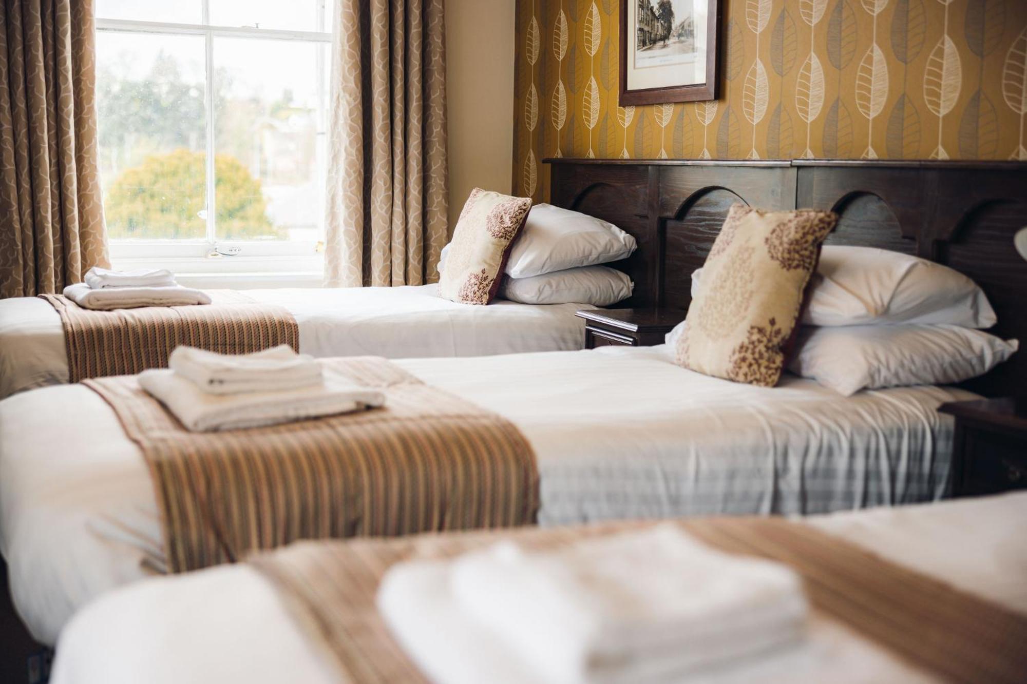 White Lion Royal Hotel Бала Екстериор снимка