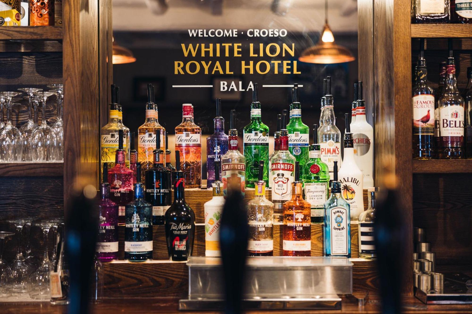 White Lion Royal Hotel Бала Екстериор снимка