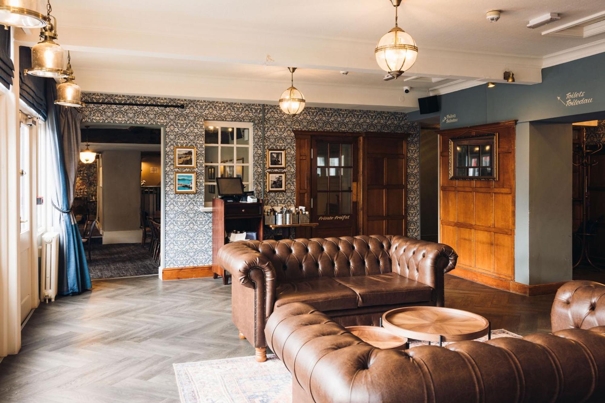 White Lion Royal Hotel Бала Екстериор снимка
