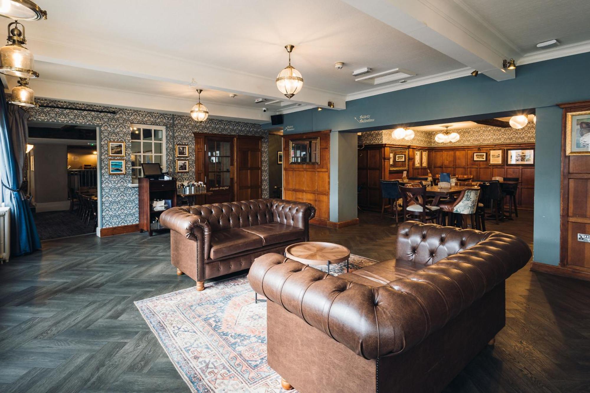 White Lion Royal Hotel Бала Екстериор снимка