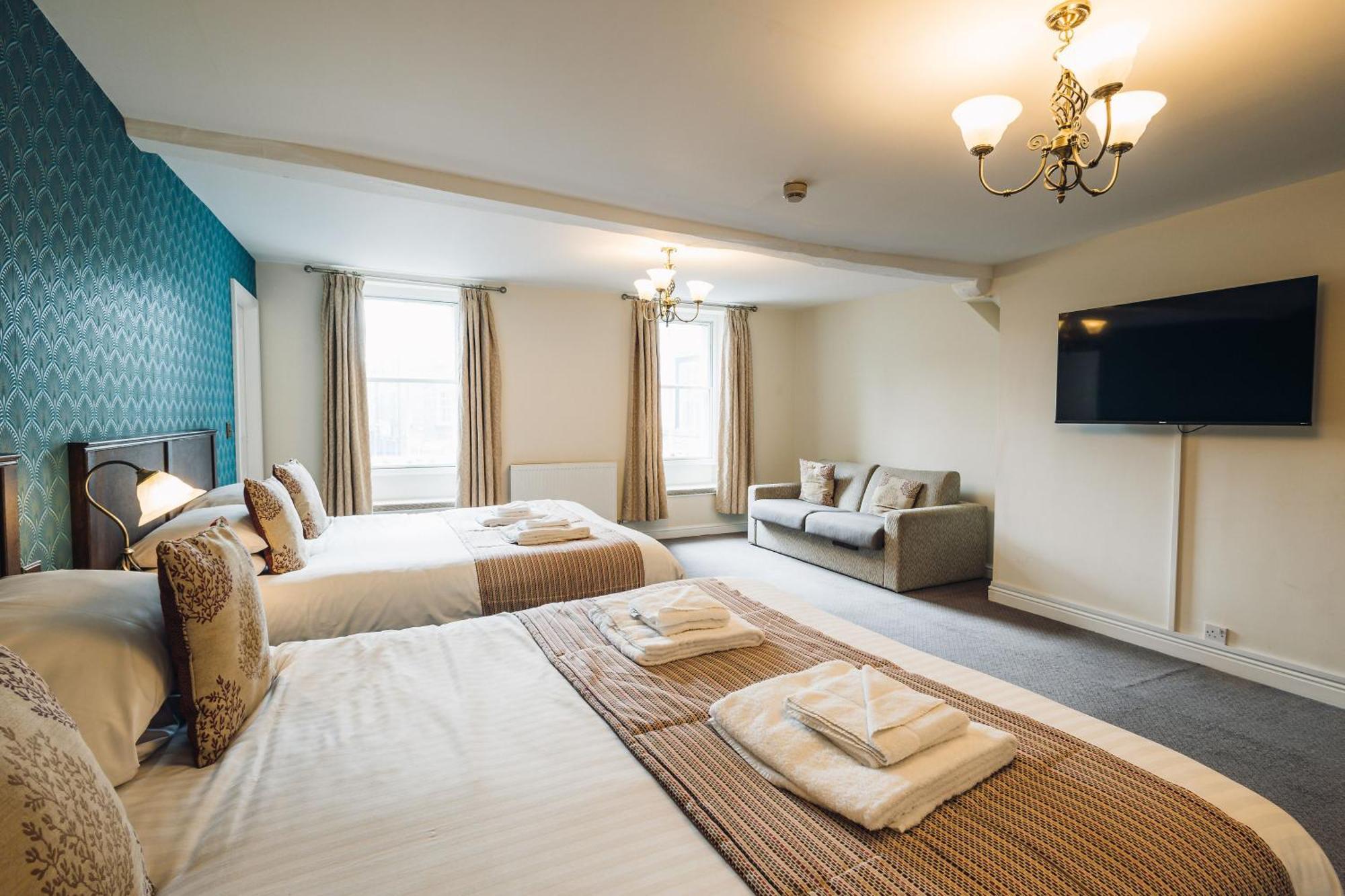 White Lion Royal Hotel Бала Екстериор снимка
