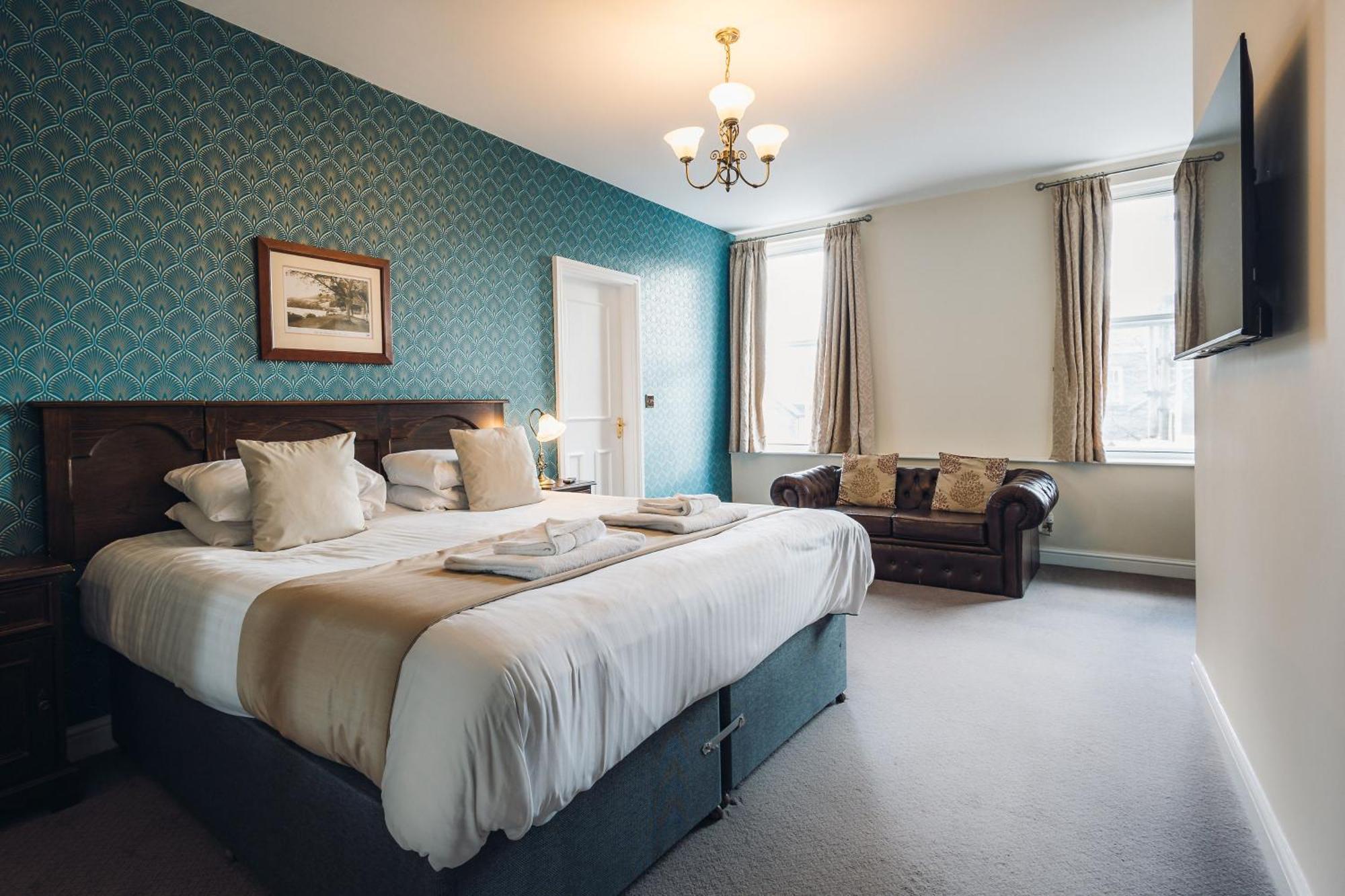White Lion Royal Hotel Бала Екстериор снимка