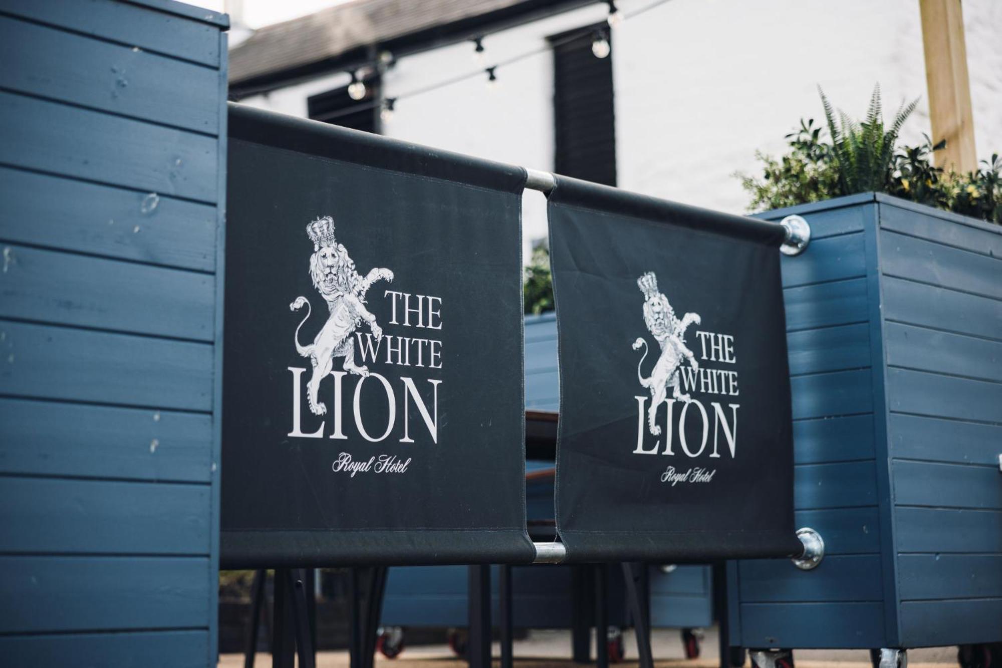 White Lion Royal Hotel Бала Екстериор снимка
