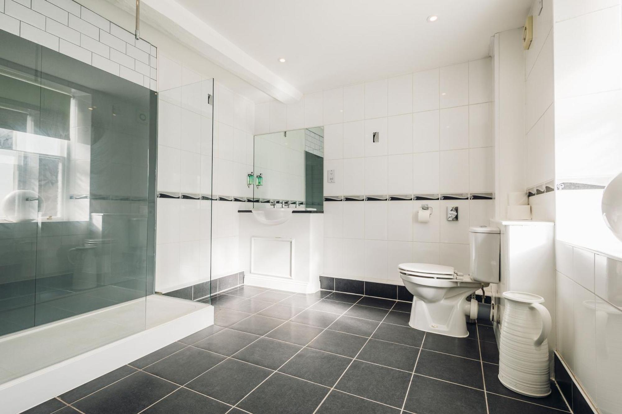 White Lion Royal Hotel Бала Екстериор снимка