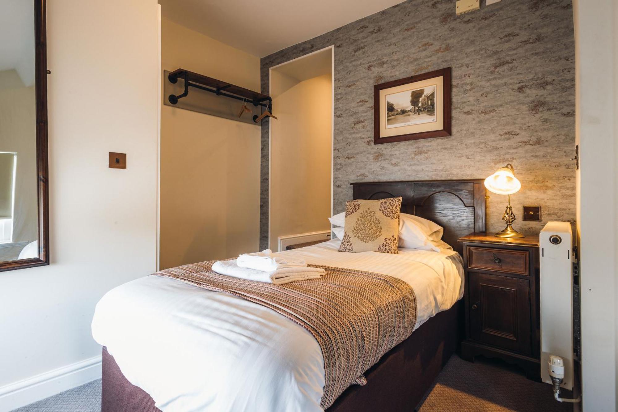 White Lion Royal Hotel Бала Екстериор снимка