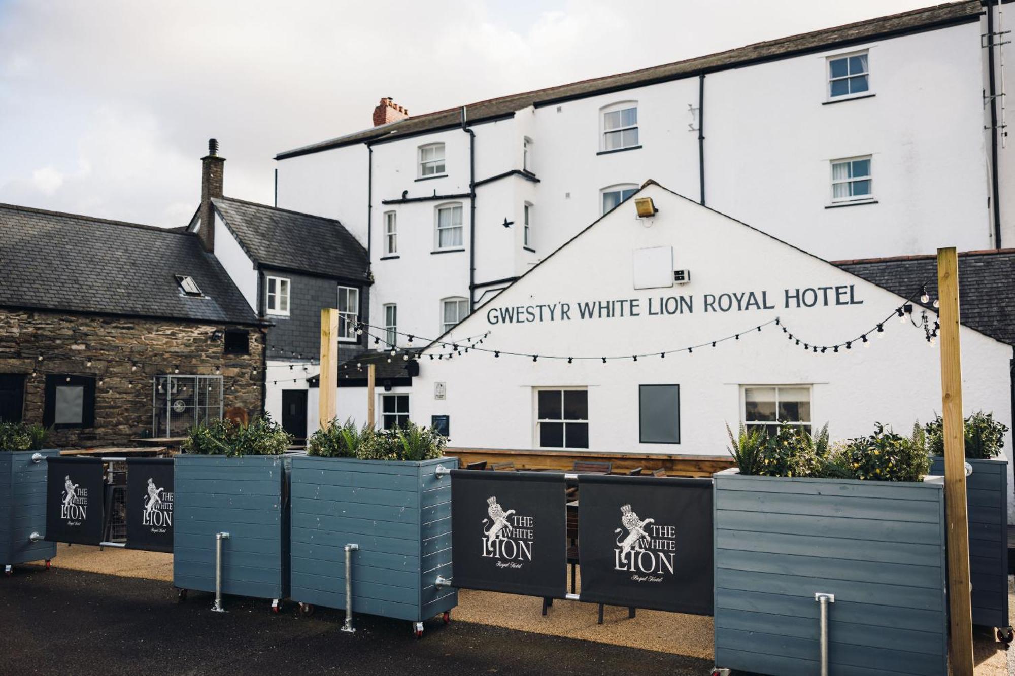 White Lion Royal Hotel Бала Екстериор снимка