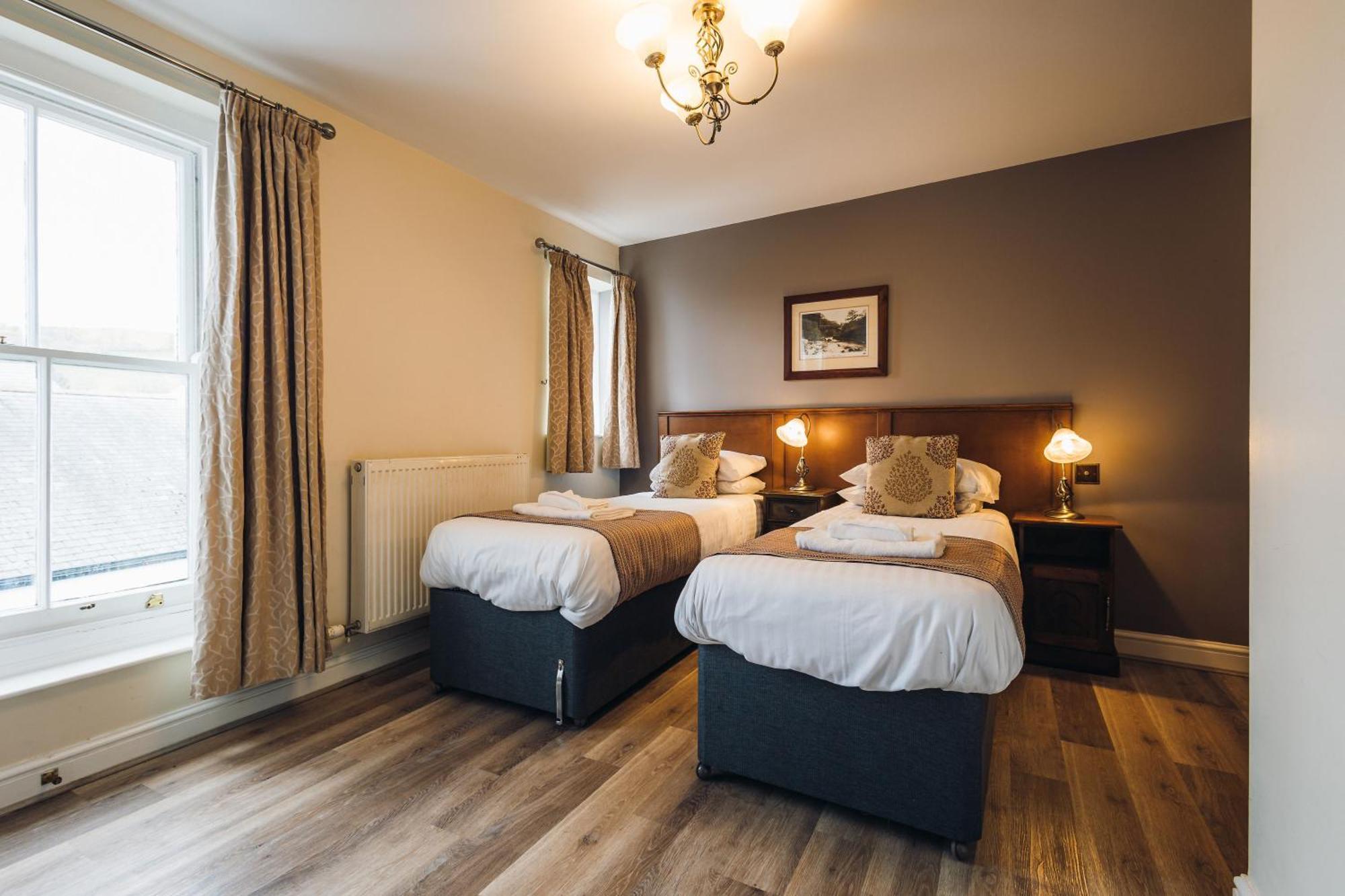 White Lion Royal Hotel Бала Екстериор снимка
