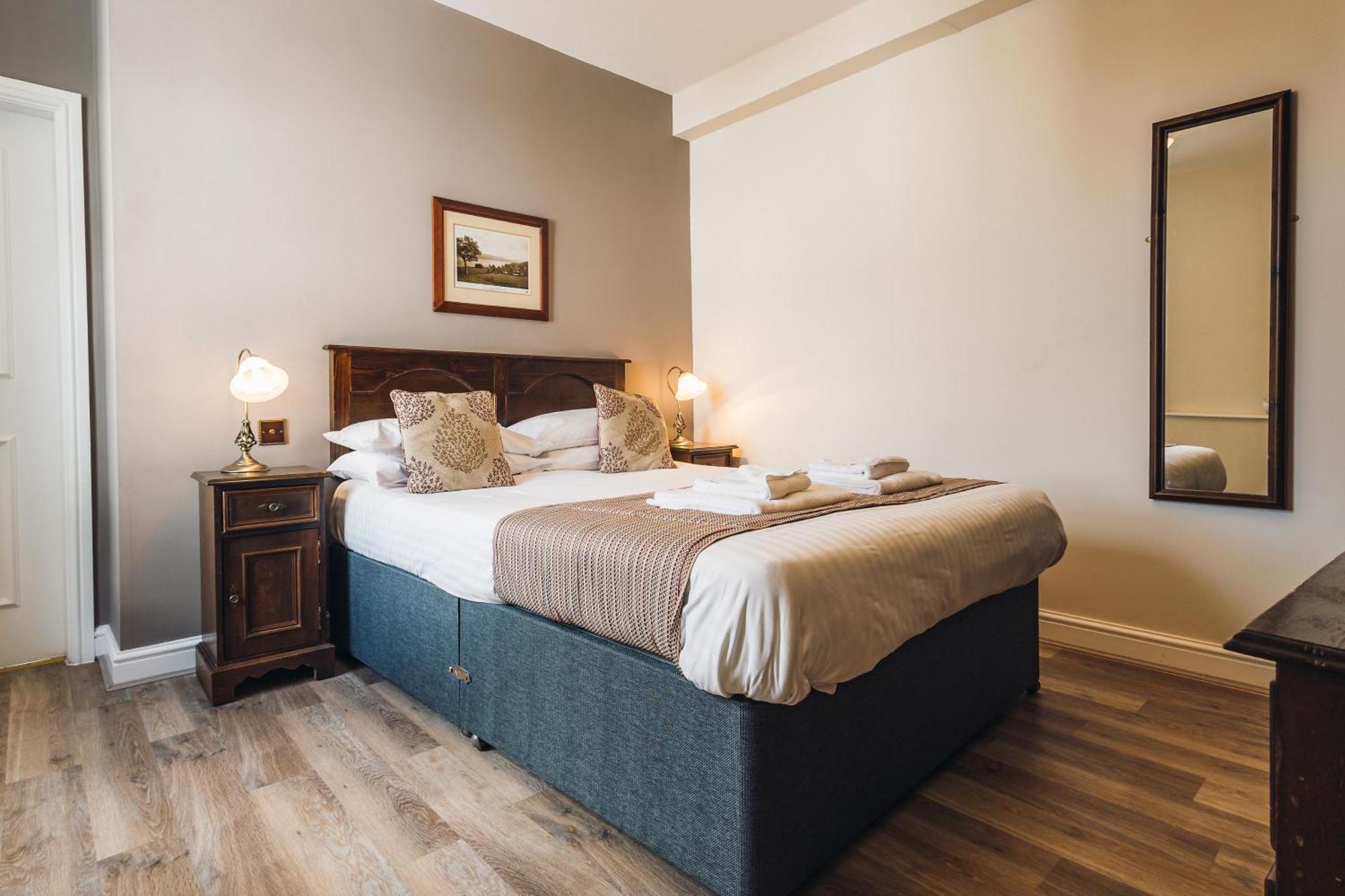 White Lion Royal Hotel Бала Екстериор снимка