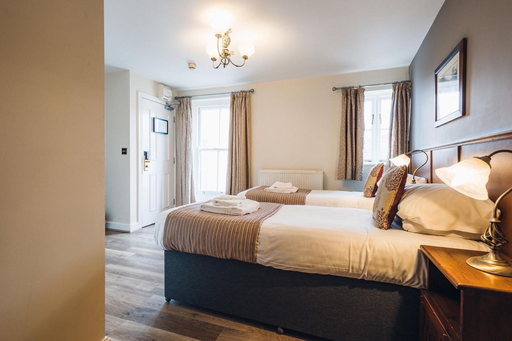 White Lion Royal Hotel Бала Екстериор снимка