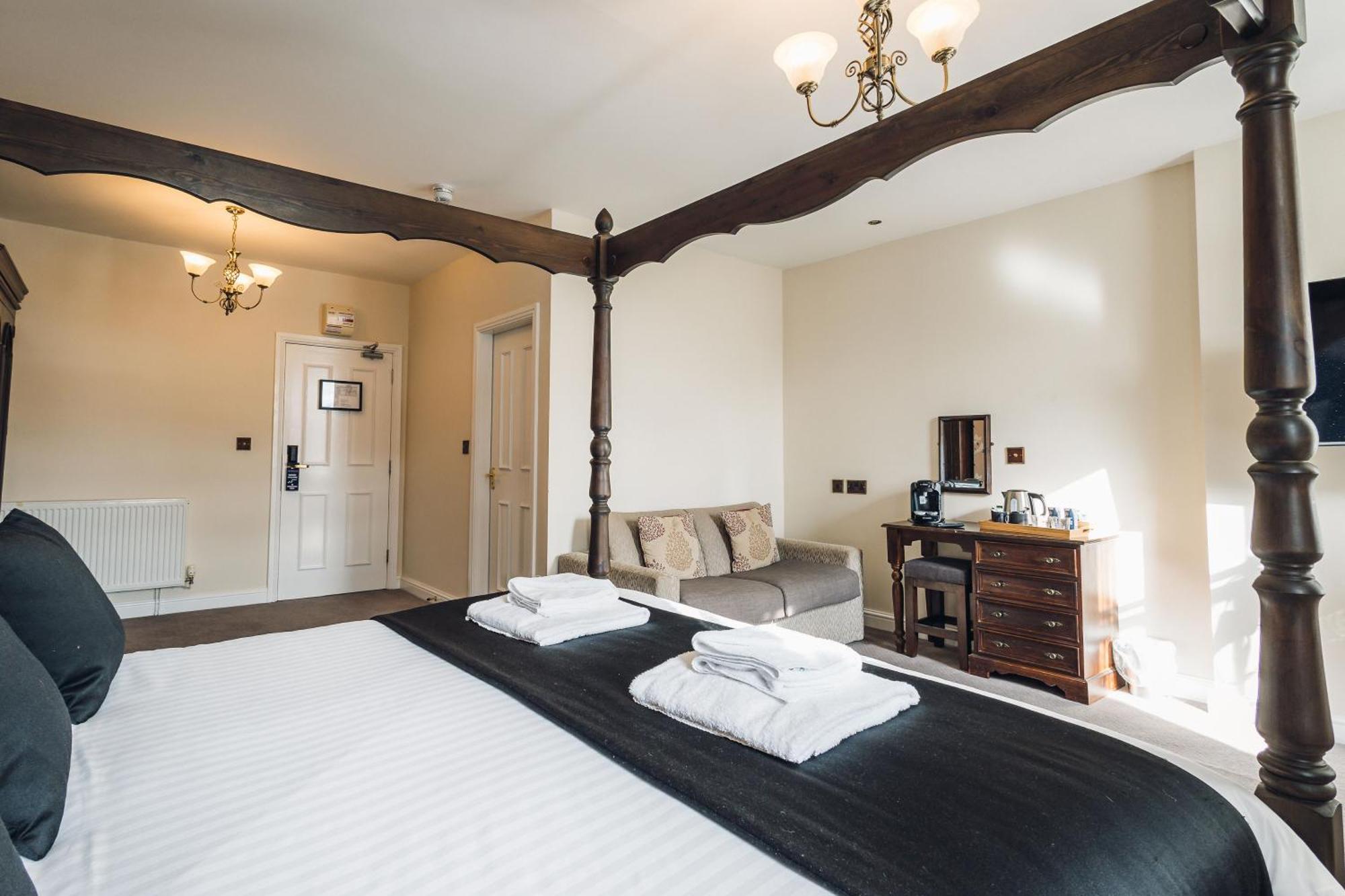 White Lion Royal Hotel Бала Екстериор снимка