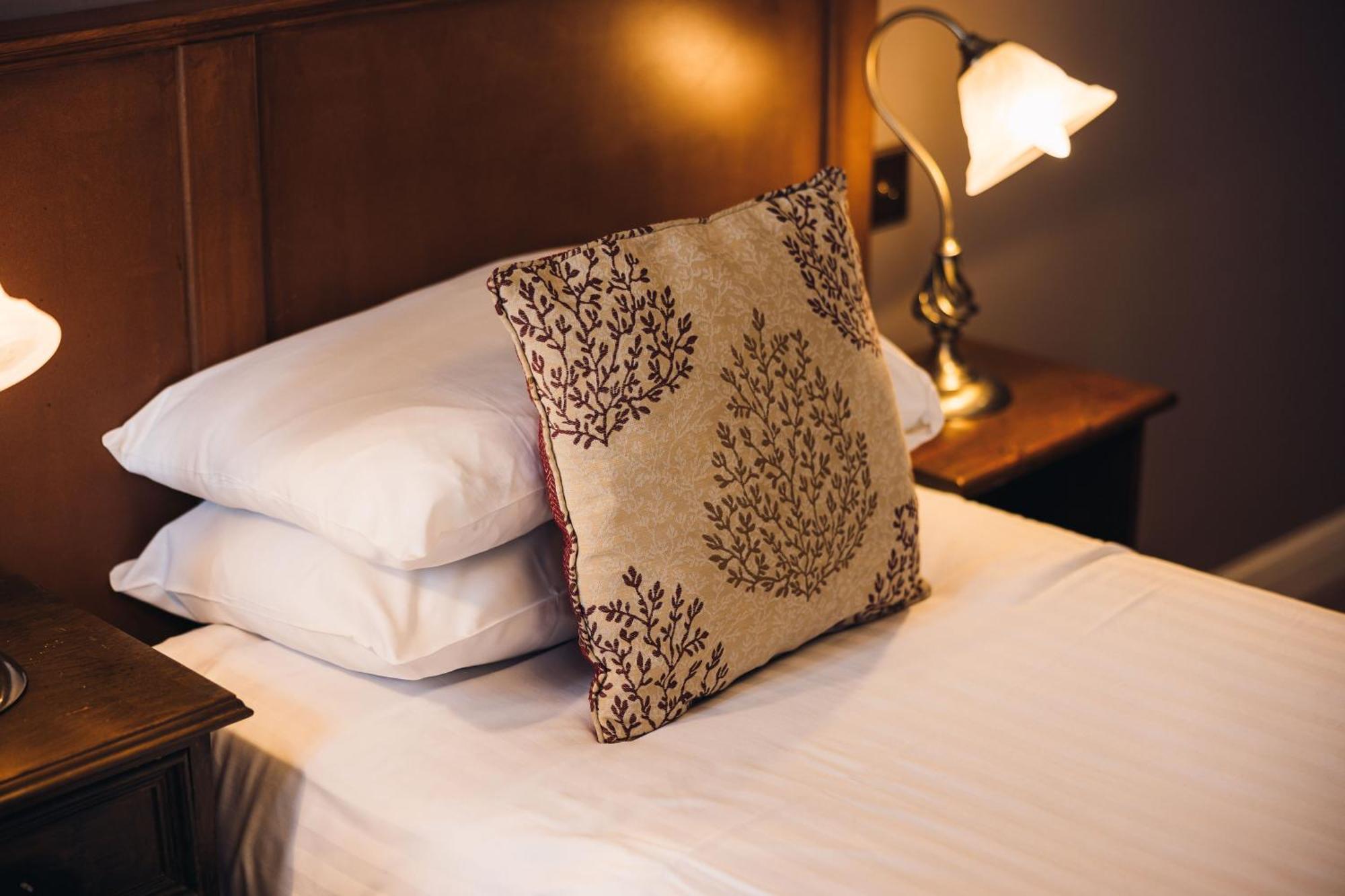 White Lion Royal Hotel Бала Екстериор снимка