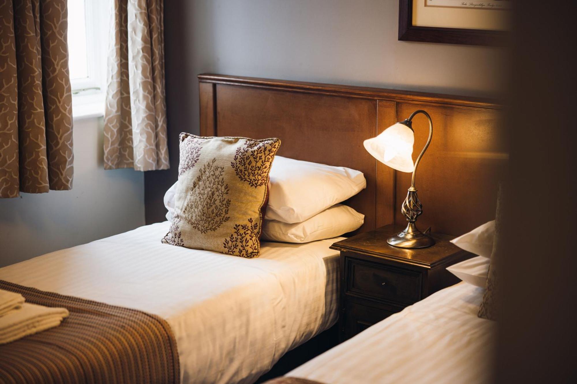 White Lion Royal Hotel Бала Екстериор снимка