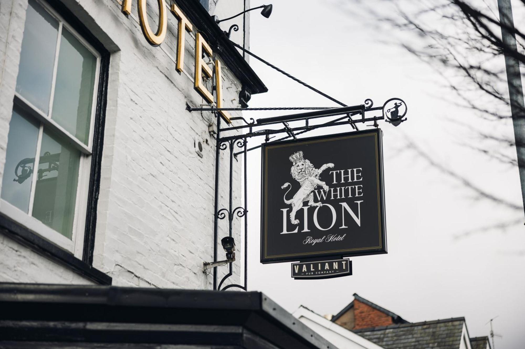 White Lion Royal Hotel Бала Екстериор снимка