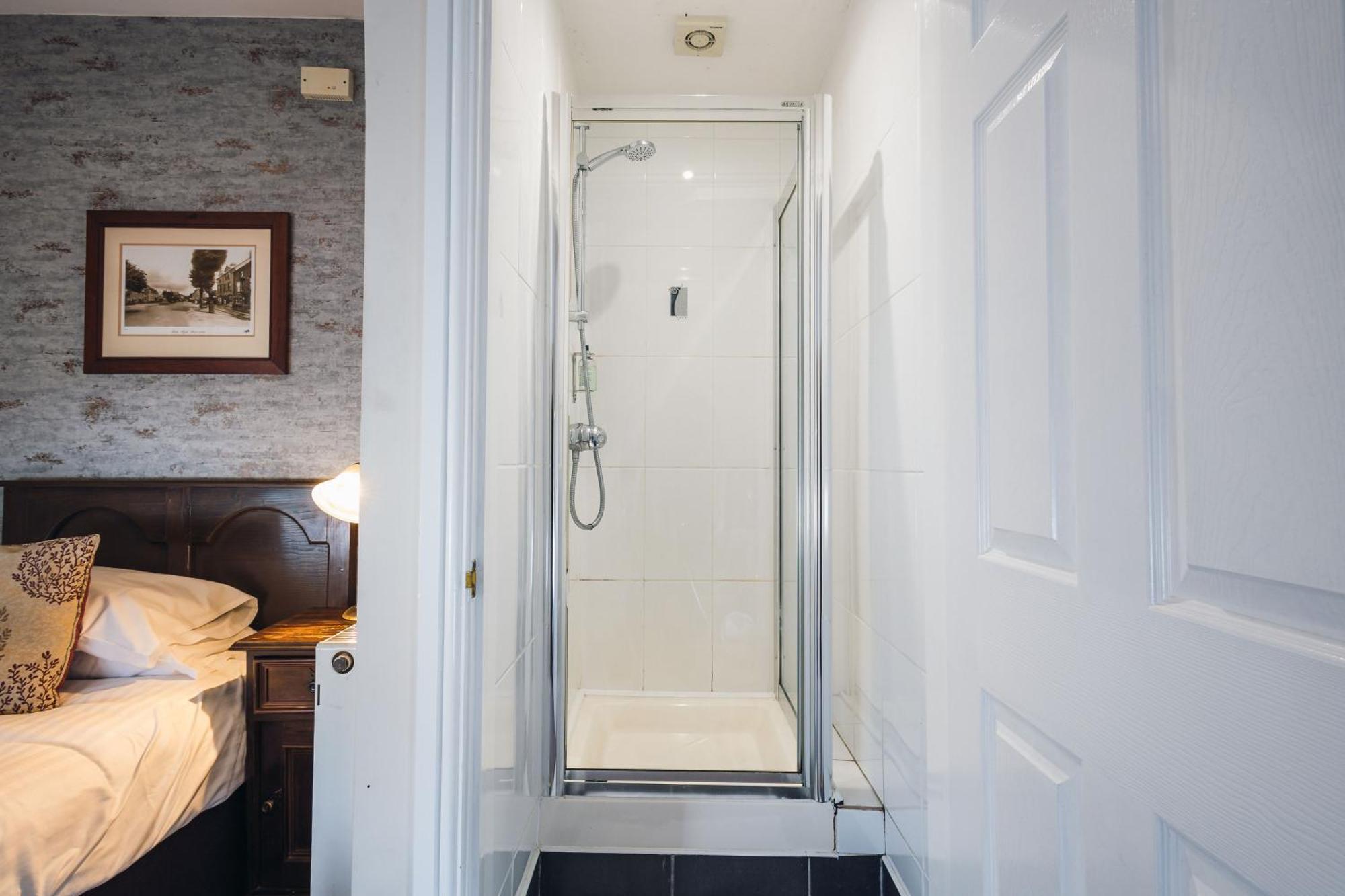 White Lion Royal Hotel Бала Екстериор снимка
