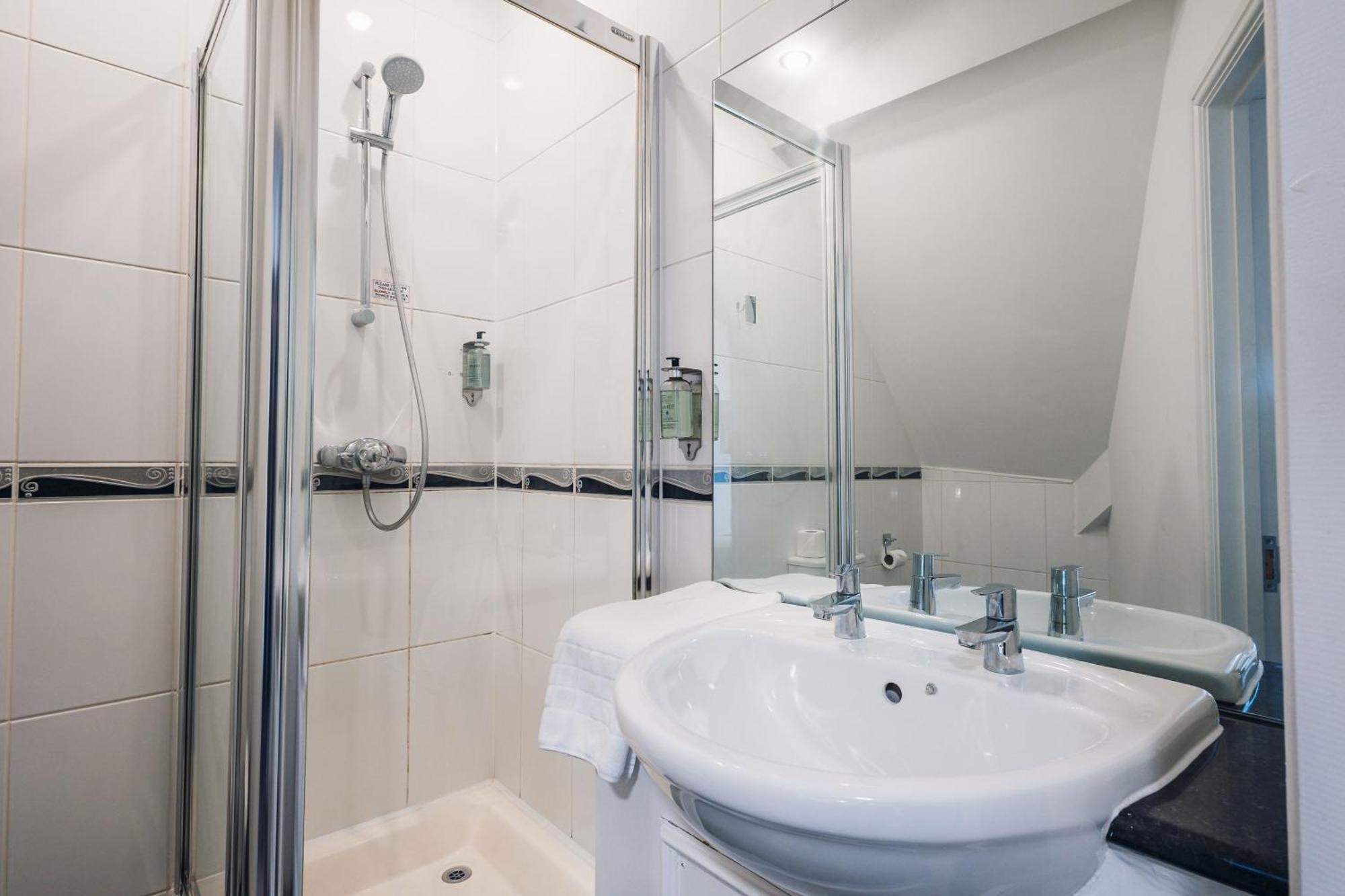 White Lion Royal Hotel Бала Екстериор снимка