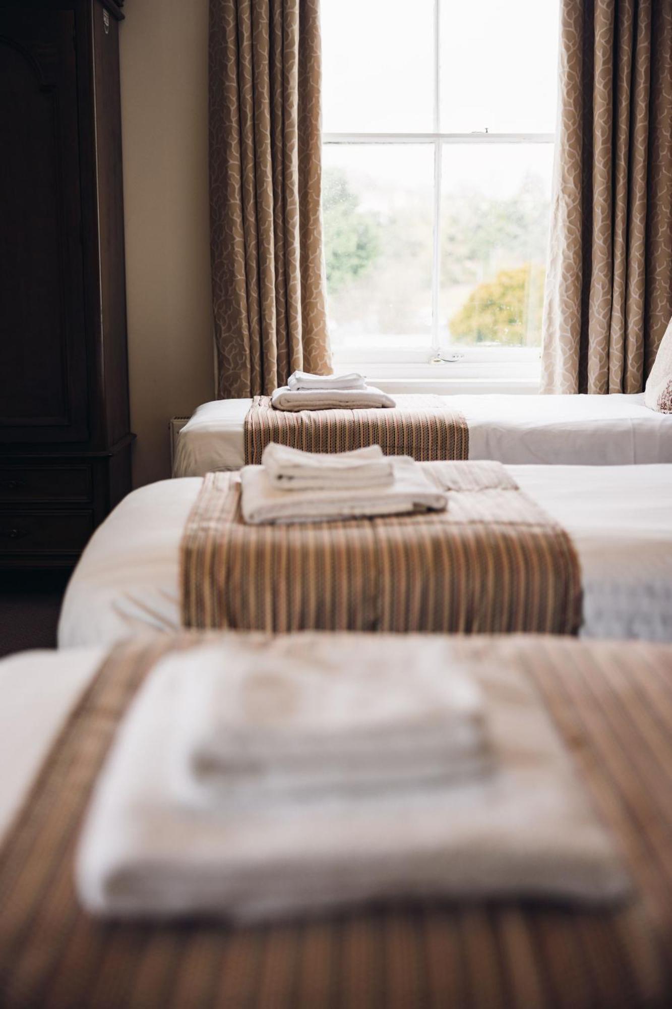 White Lion Royal Hotel Бала Екстериор снимка